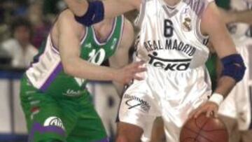 Sasha Djordjevic, defendido por Carlos Cabezas, durante la Copa del Rey de 2001. 