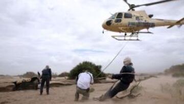 Un helicóptero de la organización y su director, Lavigne (con camisa blanca), ayudaron a salvar el buggy de Pascar Thomasse.