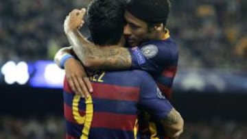 Su&aacute;rez se abraza a Neymar.