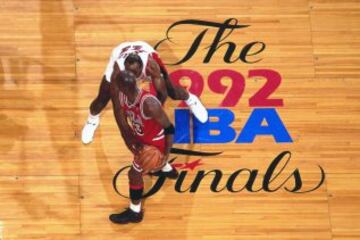 En el sexto juego de la final del 98, los Bulls caían por 86-85 frente al Jazz de Utah. Jordan robó el balón en su campo y calmó la posesión con 19 segundos en el reloj. Frenó el ataque sobre la línea de tres bajo la marca de Bryon Russell, mientras botaba pausadamente el balón. Después, decidió atacar el aro. Se quitó de encima con una finta a su marca, lanzó y anotó para el ‘Final Shot’ perfecto, con el que los Bulls lograron su sexto campeonato de NBA. Aquel fue el último enceste de Jordan con la roja de los Bulls, el que habría sido su retiro perfecto.