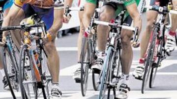 <b> CODO A CODO. </b> Un último golpe de riñón de McEwen puso en aprietos a Freire, que se impuso por algo más de un tubular y sumó su segunda victoria en el Tour, la tercera que consigue en la carrera. El viernes lo volverá a intentar