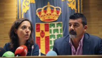 La alcaldesa de Getafe, Sara Hern&aacute;ndez, y el director de la Escuela Oficial de Entrenadores Futbol y F&uacute;tbol Sala (CENAFE), Conrado Gal&aacute;n.