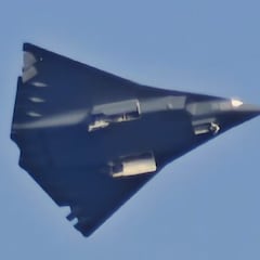 Nuevo avistamiento del cazabombardero chino J-36 que preocupa a los expertos por un detalle: “Hay mucho espacio”