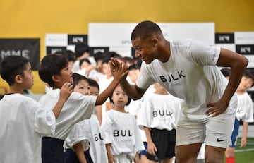 The París Saint-Germain forward was out in Asia doing some publicity and showed off his skills to the kids of small-sided football.