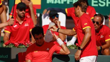MARBELLA (MÁLAGA), 13/09/2025.- El español Jaume Munar ante el danés Elmer Moeller, durante el partido de la segunda ronda clasificatoria de la Copa Davis, este sábado en el club de tenis Puente Romano en Marbella. EFE/ Jorge Zapata