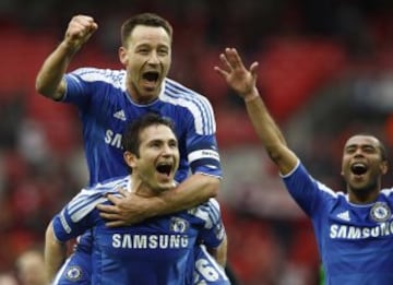 John Terry y Frank Lampard celebran la FA Cup de 2012. El central consiguió 5 FA Cup en su carrera. El último en 2012. Pueden ser 6 si consiguen el título en mayo.