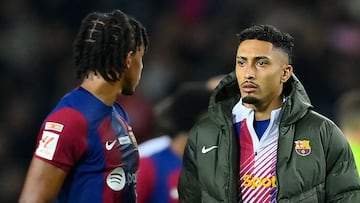 Koundé y Raphinha, al final de un partido de esta temporada en el Barça.