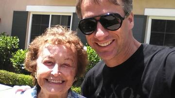 Tony Hawk junto a su madre, Nancy Hawk, sonriendo poco antes de que el Alzheimer y la demencia se la llevaran. 