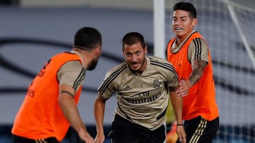 Hazard es presionado por James y Carvajal en la última sesión previa al Real Madrid-Valencia.