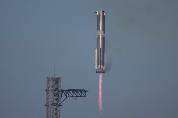 El cohete propulsor Starship de SpaceX regresa a la plataforma de lanzamiento durante un vuelo de prueba desde Starbase en Boca Chica, Texas.