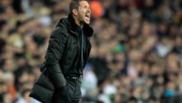 Simeone da órdenes durante el partido.