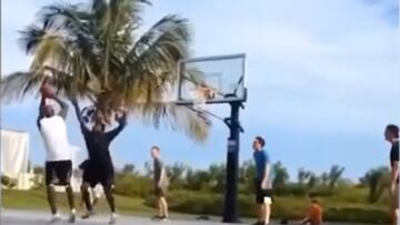 Esta canasta de Michael Jordan con 60 años da la vuelta al mundo: ¡ojo a lo que dice después!
