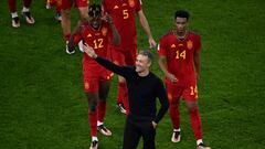 TOPSHOT - Spain's coach #00 Luis Enrique waves to supporters as he celebrates at the end of the Qatar 2022 World Cup Group E football match between Spain and Costa Rica at the Al-Thumama Stadium in Doha on November 23, 2022. (Photo by Kirill KUDRYAVTSEV / AFP)