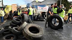 Miembros de los chalecos amarillos (Gilets Jaunes) montan una barricada en Montabon, al noroeste de Francia.