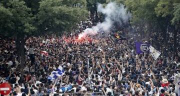 Ambientazo de las aficiones antes del Real Madrid-Atlético