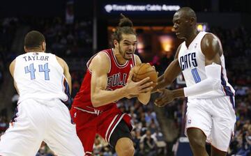 Jeffery Taylor y Bismack Biyombo tratan de parar a Noah.