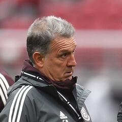 Martino rechaza problemas con Chicharito y destaca a Jiménez