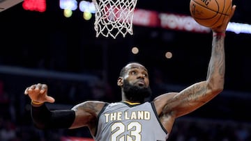 LeBron compara el crecimiento de los Lakers con el de los Warriors