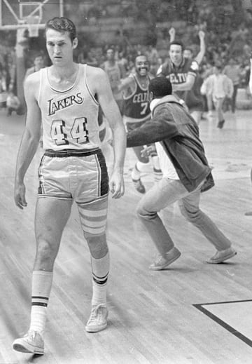 El último título y seguramente el más increíble de la dinastía Bill Russell en Boston. Con el pívot como entrenador/jugador, unos Celtics avejentados no entraban en las quinielas ni para estar en la Final, no digamos para sorprender a los Lakers de West, Baylor y Chamberlain. Fue la primera vez que un visitante ganaba el título en un séptimo y la única en la que un jugador del equipo derrotado (Jerry West) fue elegido MVP de la serie. En el último partido, en el Forum, el dueño de los Lakers (Jack Kent Cooke) mandó colgar del techo los globos que se liberarían en cuanto se certificara un título que nunca llegó. Fue el toque extra de motivación que necesitaban los irreductibles Celtics. Decidió una canasta agónica de Don Nelson.