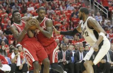 Clint Capela y Terrence Jones se lanzan sobre un rebote. Los Rockets pusieron el corazón que les ha faltado en tantos partidos de la temporada.