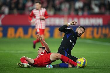 Acción entre Miguel Gutiérrez y Yannick Carrasco.