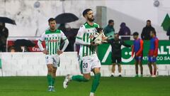 Fernando Román, con el perro que saltó al campo.