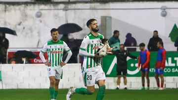 Fernando Román, con el perro que saltó al campo.