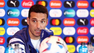EAST RUTHERFORD, NEW JERSEY - JULY 08: Head coach Lionel Scaloni of Argentina speaks during a press conference ahead of their semifinal match against Canada during CONMEBOL Copa America USA 2024 at MetLife Stadium on July 08, 2024 in East Rutherford, New Jersey.   Sarah Stier/Getty Images/AFP (Photo by Sarah Stier / GETTY IMAGES NORTH AMERICA / Getty Images via AFP)