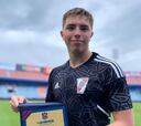 Nació en Chile, tiene 18 años y debutó en River Plate: en Argentina recibe elogios