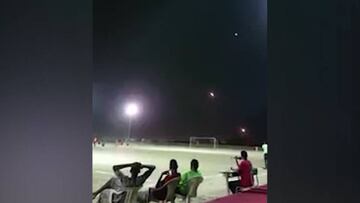 Misiles pasan por encima de un campo de fútbol en Yemen