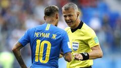 SAINT PETERSBURG, RUSSIA - JUNE 22:  Referee Bjorn Kuipers talks to Neymar Jr of Brazil during the 2018 FIFA World Cup Russia group E match between Brazil and Costa Rica at Saint Petersburg Stadium on June 22, 2018 in Saint Petersburg, Russia.  (Photo by 