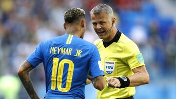 SAINT PETERSBURG, RUSSIA - JUNE 22: Referee Bjorn Kuipers talks to Neymar Jr of Brazil during the 2018 FIFA World Cup Russia group E match between Brazil and Costa Rica at Saint Petersburg Stadium on June 22, 2018 in Saint Petersburg, Russia. (Photo by
