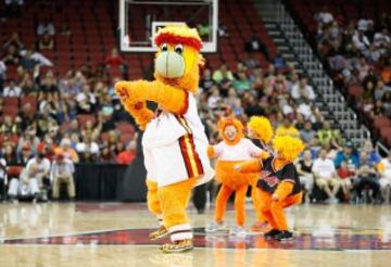 Actuación de la mascota de los Miami Heat junto a unos niños durante el partido de pretemporada contra los Orlando Magic.