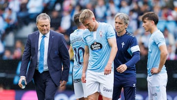 Carl Starfelt se retira lesionado lesionado del terreno de juego.