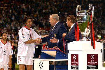 Al igual que Paolo Maldini, su compa?ero en la zaga, Alessandro Costacurta gan¨® las mismas cinco Champions League, aunque se perdi¨® la del 1994 en Atenas ante el Barcelona por una roja en semifinales ante el M¨®naco. Tampoco jug¨® ni un minuto en la del 2006-07 ante el Liverpool. Fue la ¨²ltima temporada de su carrera, y su protagonismo lo perdi¨® por completo. Solamente jug¨® 11 partidos ese a?o.