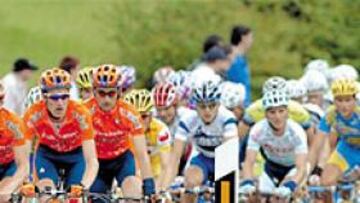 <b>CON UNO MENOS</b>. A pesar de la expulsión de David Etxebarria, el Euskaltel tomó las riendas de la carrera.