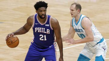 Joel Embiid, defendido por Cody Zeller, durante el partido de la NBA que ha enfrentado a Charlotte Hornets y Philadelphia Sixers.