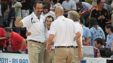 <b>ÉXITO. </b>Orenga (izquierda) celebra con sus ayudantes el triunfo de la Sub-20 en el Europeo 2011.