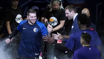 Luka Doncic saluda a sus compañeros durante un partido