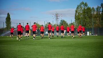 Los jugadores del Mirand¨¦s durante un entrenamiento, previo al duelo ante el Alcorc¨®n.