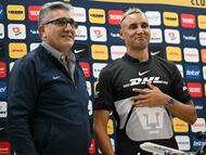 Costa Rica's goalkeeper Keylor Navas (R) wears a Pumas' jersey next to team president Luis Gonzalez during his presentation as Pumas' new player at La Cantera sports complex in Mexico City on July 24, 2025. (Photo by Yuri CORTEZ / AFP)