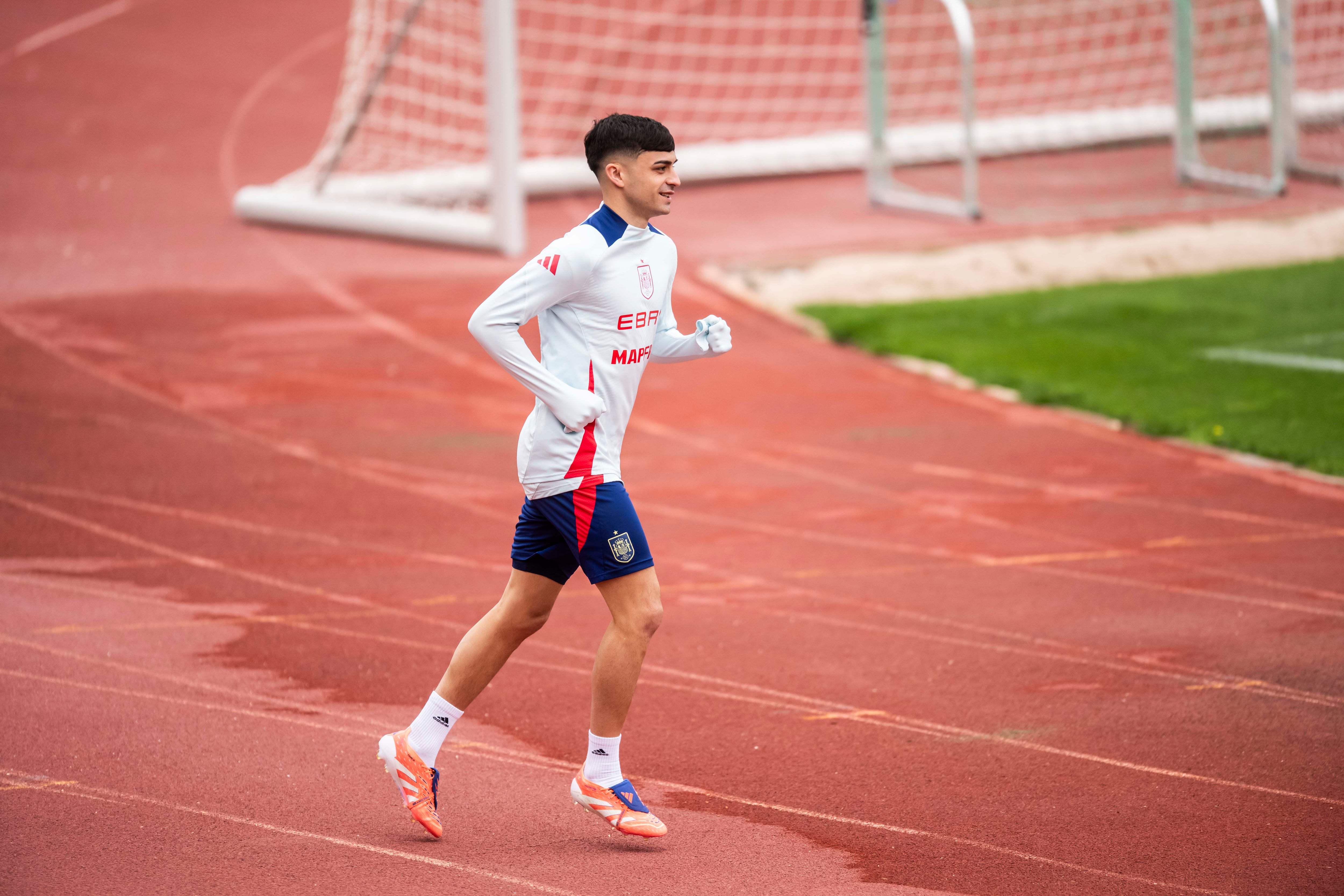 Pedri: De la Fuente lo ‘protege’ más que Flick