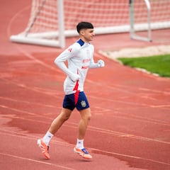 Pedri: De la Fuente lo ‘protege’ más que Flick