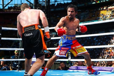 La retirada de Manny Pacquiao duró siete meses. En abril de 2016 derrotó a Timothy Bradley y anunció su adiós. Su nueva ocupación como senador de Filipinas le hacía imposible compatibilizar ambas facetas. Poco tardó en darse cuenta de que podía y en noviembre de 2016 regresó ante Jeff Horn. Perdió y muchos le quisieron volver a retirar. Desde entonces, logró ser campeón mundial, ganar a uno de los hombres más duros de su división (Keith Thurman) y ahora, con 42 años, irá contra uno de los mejores libra por libra, Errol Spence (21 de agosto). Si que es cierto que desde que compagina el deporte y la política, boxea menos, pero lo sigue haciendo. La última vez que se subió al ring fue en julio de 2019. 