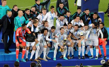 Sergio Ramos levanta el trofeo.