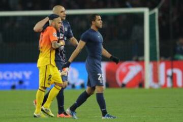 Los brasile&ntilde;os Alex Costa y Dani Alves se abrazan tras finalizar el encuentro.