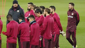 Simeone mira a sus jugadores durante un entrenamiento.
