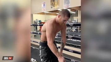 Canelo exprimiendo su camiseta despues de entrenar