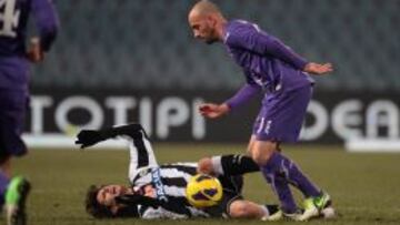 El jugador del Udinese Diego Fabbrini lucha por el bal&oacute;n contra el espa&ntilde;ol Borja Valero, de la Fiorentina, durante el partido de la Copa de Italia entre el Udinese y Fiorentina disputado en el estadio Friuli de Udine, Italia.