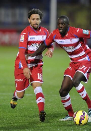 Iturra acompaña a Sissoko en un ataque del Granada.